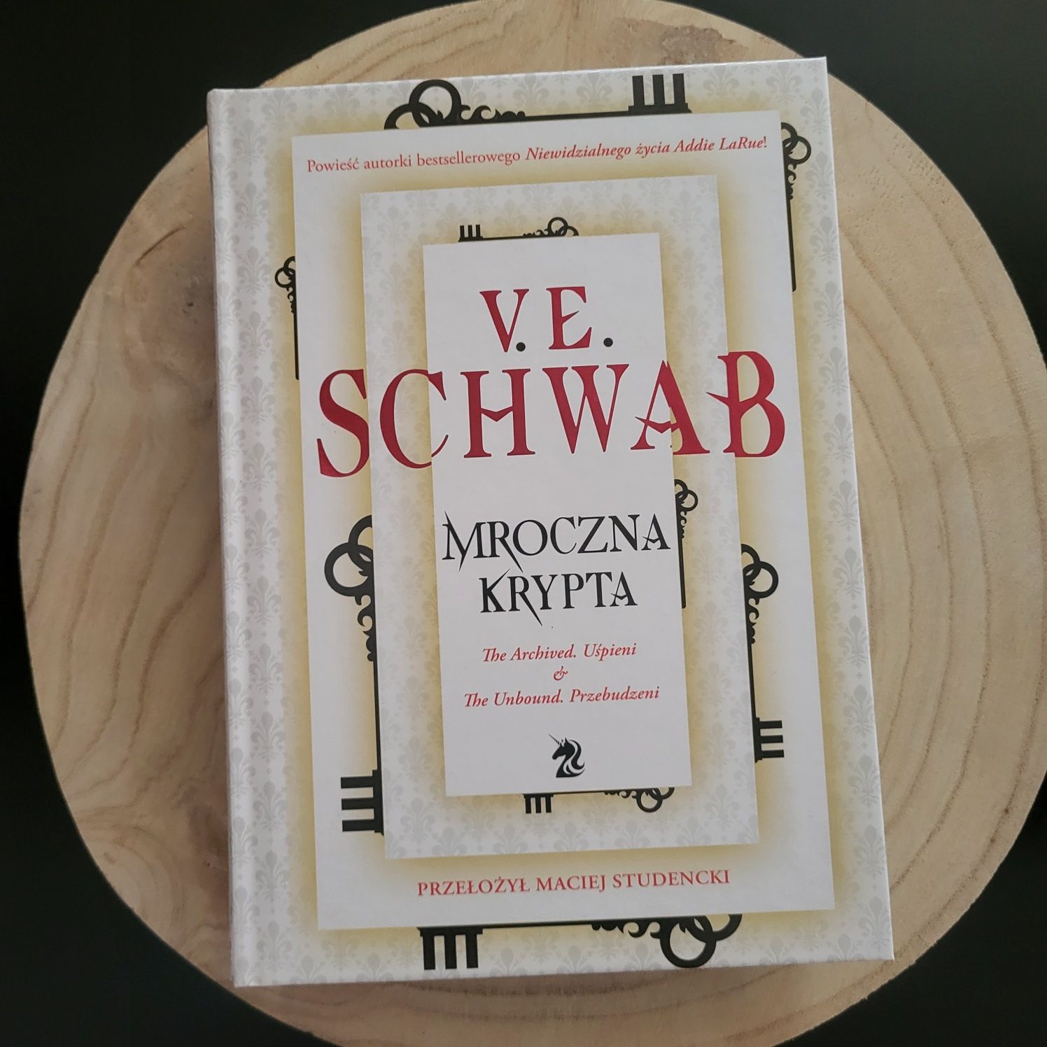 Mroczna krypta - V. E. Schwab