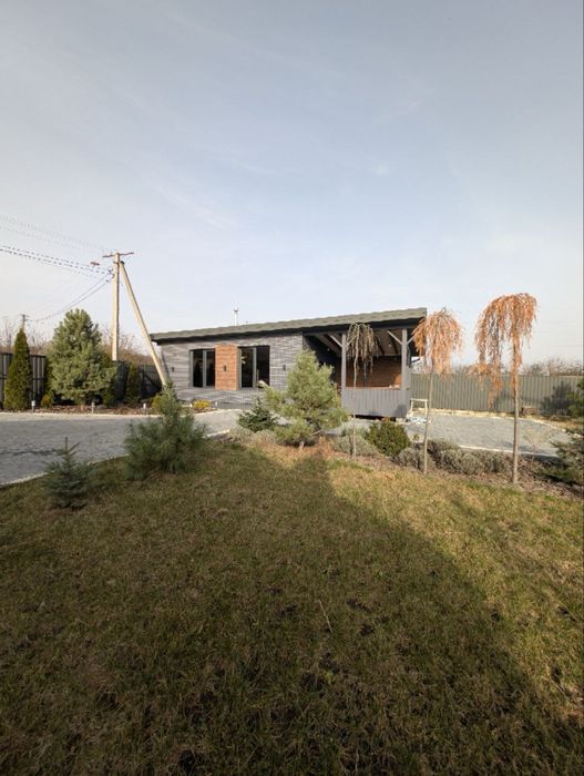 Продам будинок із земельною ділянкою в передмісті