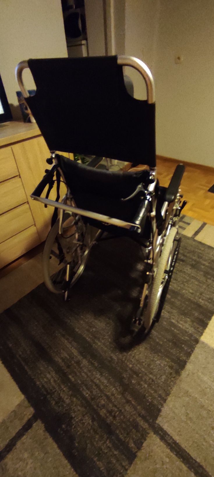 Wózek inwalidzki poudarowy.