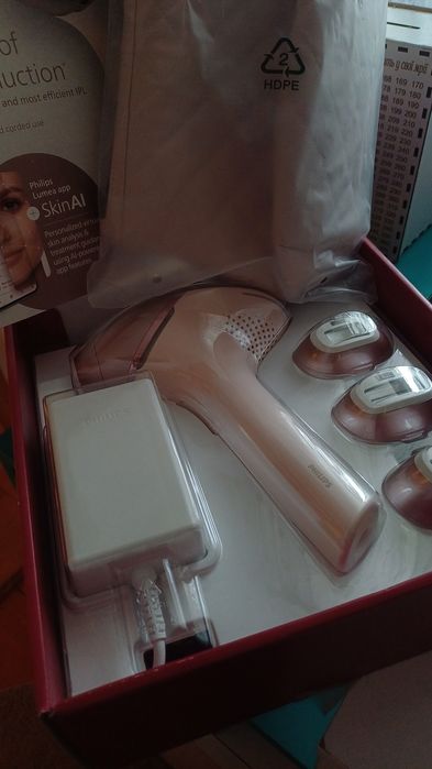 Фотоепілятор Philips Lumea 9900