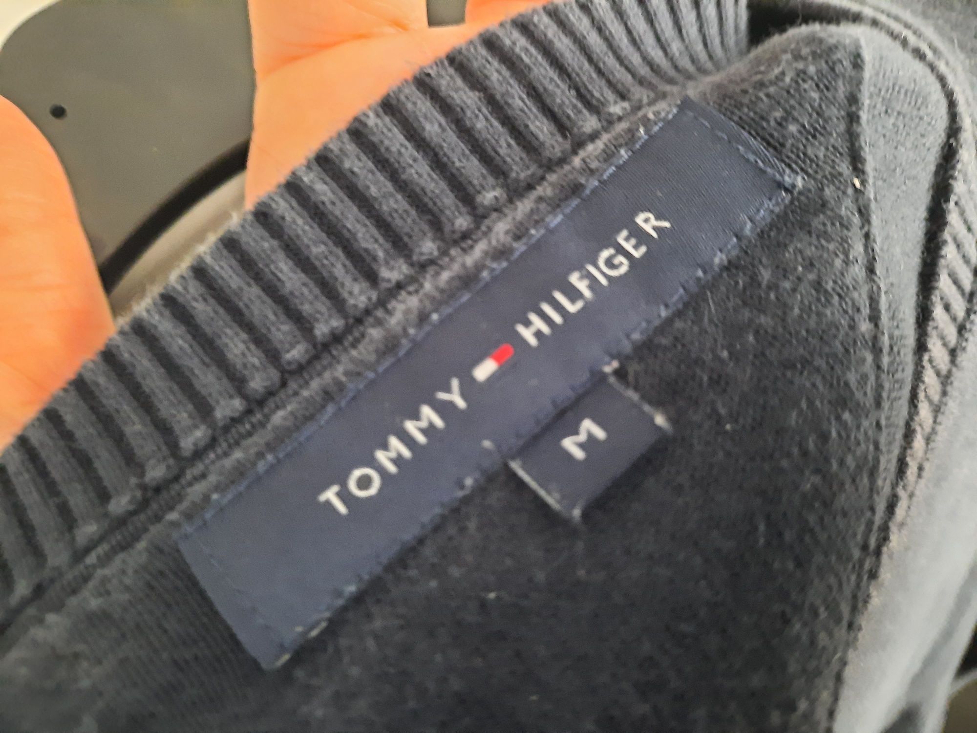 Sweter w serek Tommy Hilfiger rozmiar M