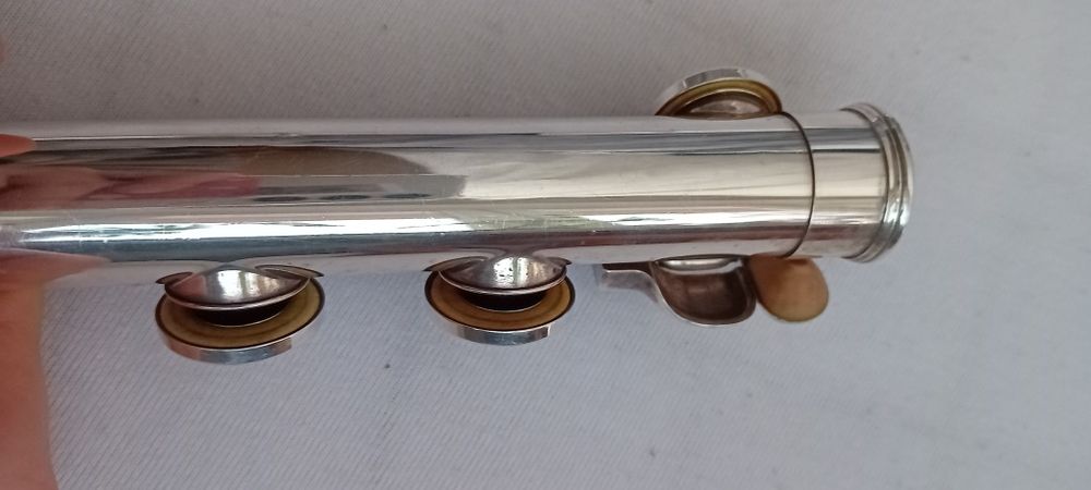 Flet poprzeczny yamaha z otwartymi klapami