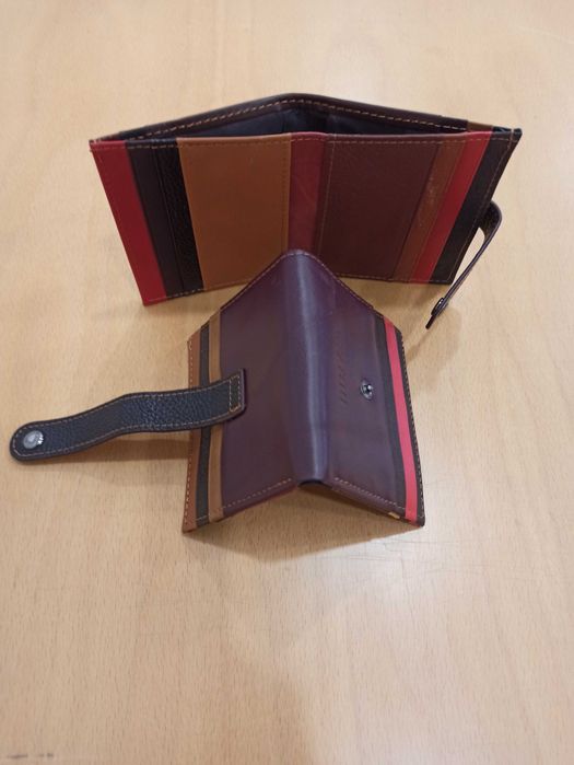 Carteira de diversas cores em pele (cabedal)
