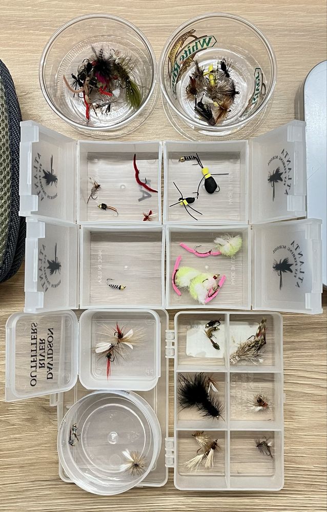 Zestaw much do łowienia ryb oraz dwa pudełka fly fishing