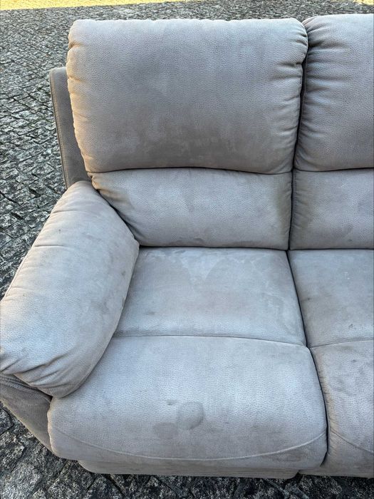 Sofá beje acinzentado de 3 lugares