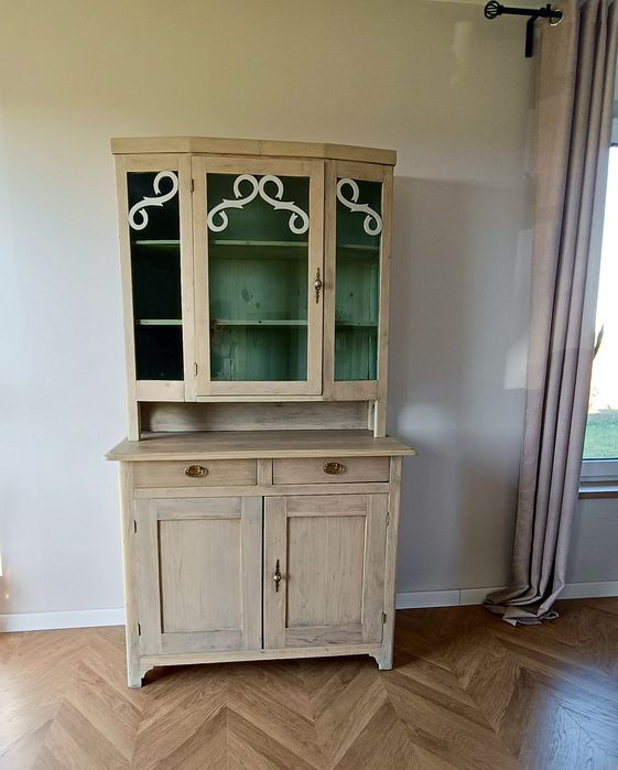 Dębowy kredens przedwojenny, witryna