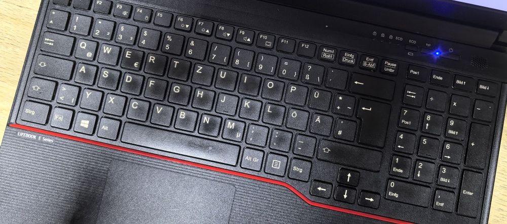 Ноутбук Fujitsu Lifebook E557/i5-7200u/Ram 8gb DDR4/SSD 120gb/Windows