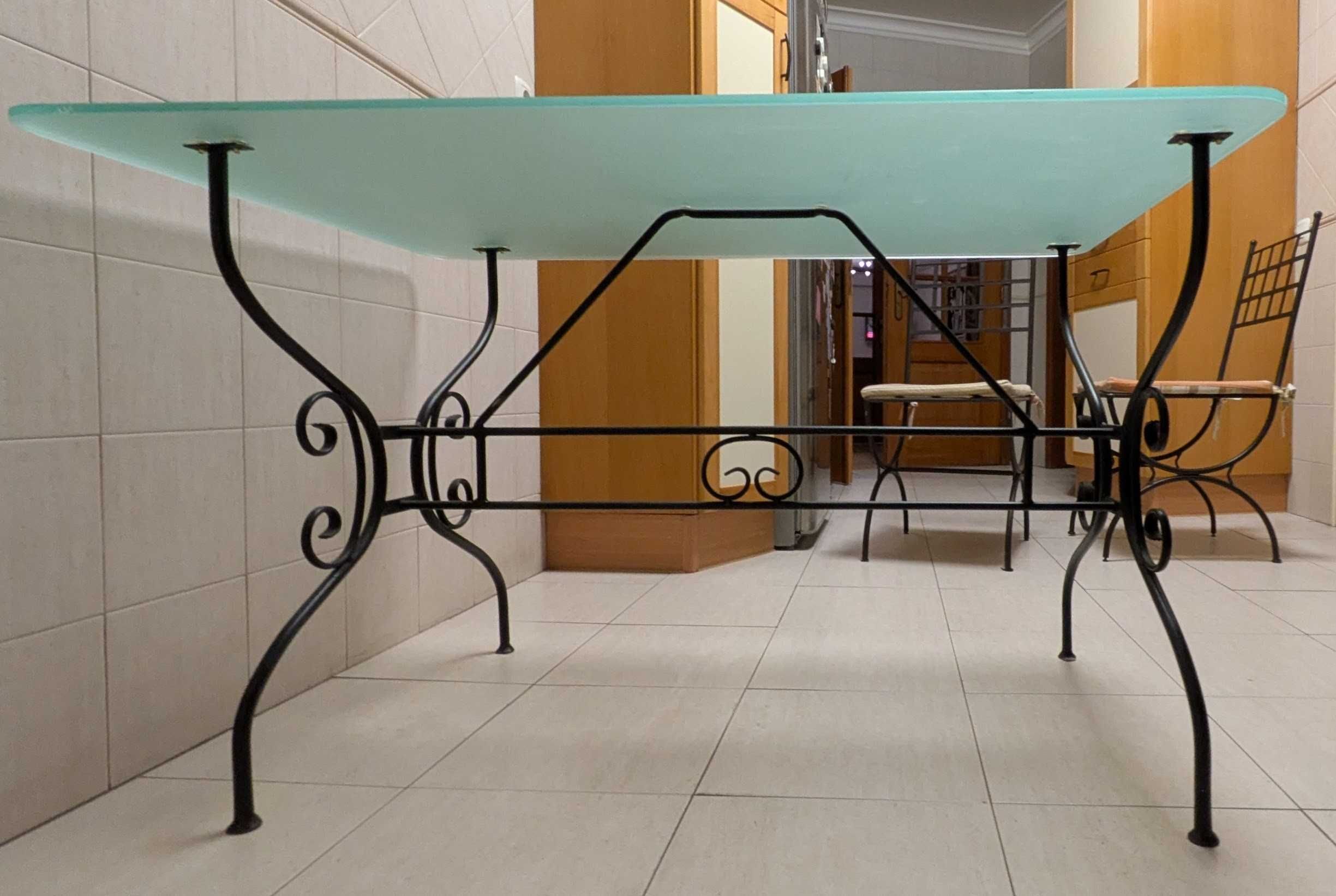 Mesa de cozinha e 4 cadeiras