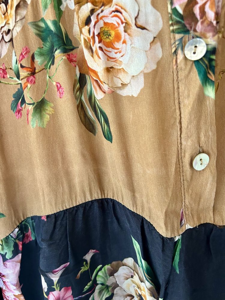 Vestido florido com renda nos braços