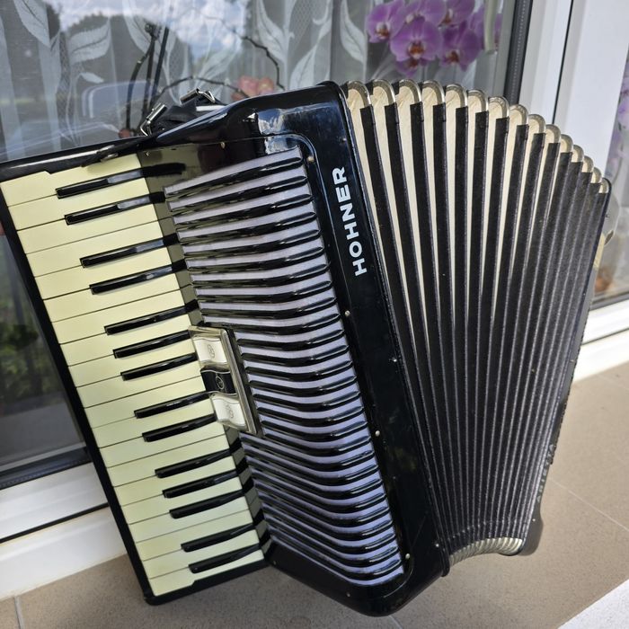 Akordeon Hohner Arietta 72 basy tremolo – gotowy do gry, futerał