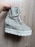 Buty VS sneakersy