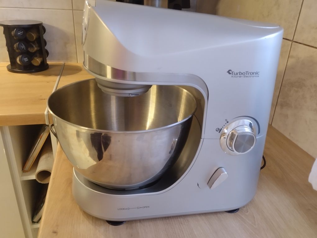 Robot kuchenny planetarny