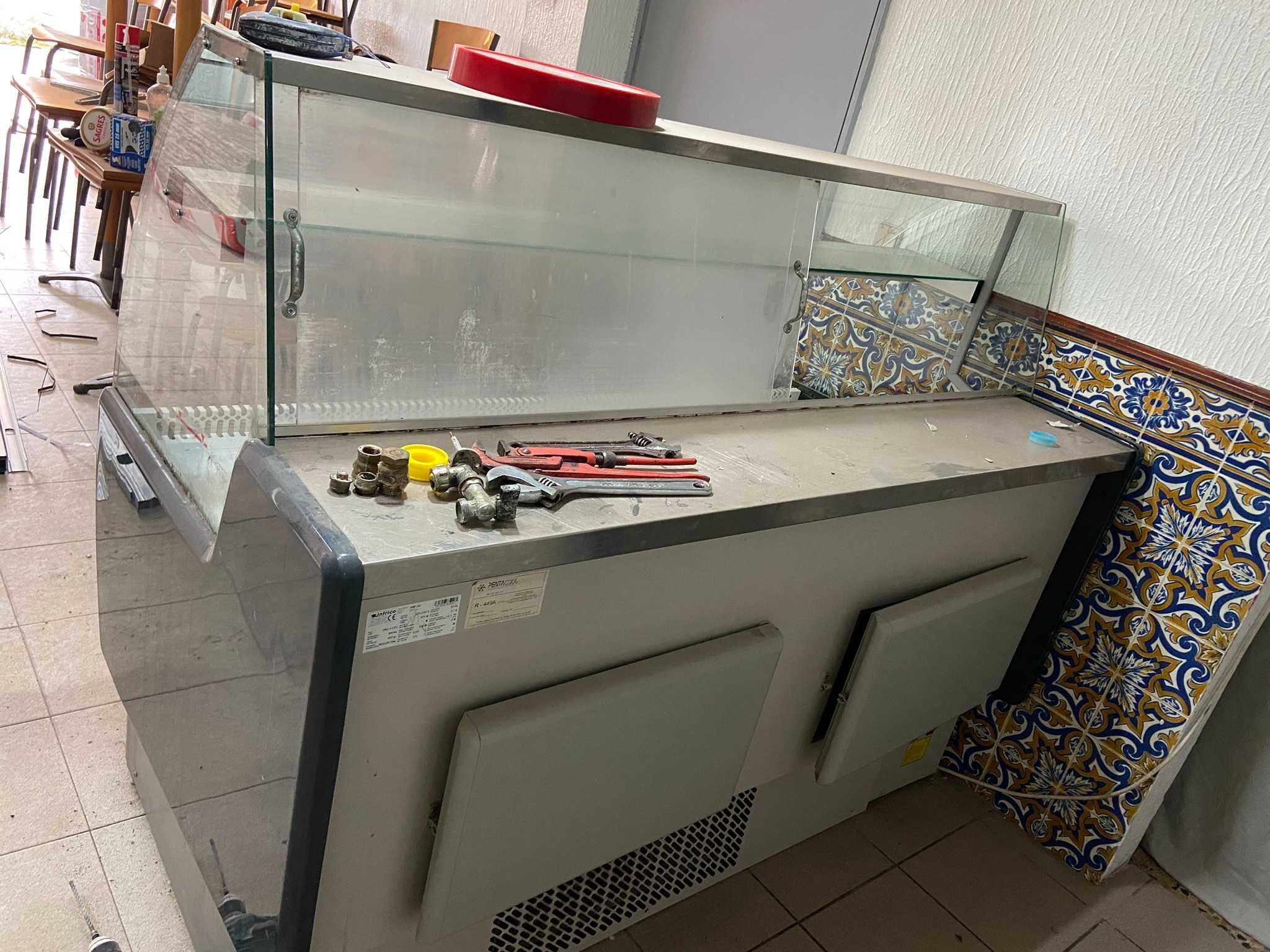 Vendo vitrine de refrigeração usada, como nova