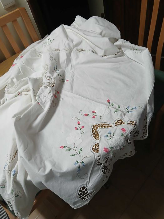 Toalha branca, com bordado e ponto aberto (+/- 2,2m por 1,9m)