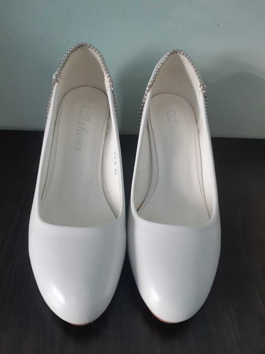 Білі туфлі, практично нові