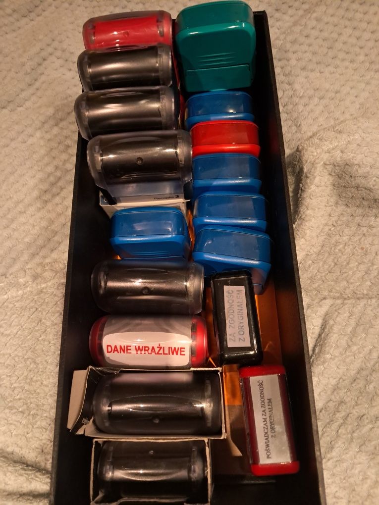 Zestaw pieczątek. Głównie colop 3 colop 30 automaty beż gumek