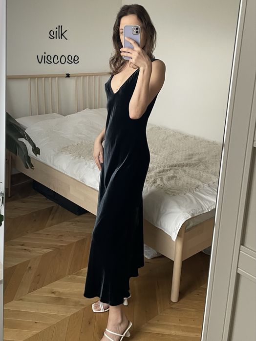 Czarna aksamitna sukienka jedwabna 34 XS zara Massimo Dutti połyskując