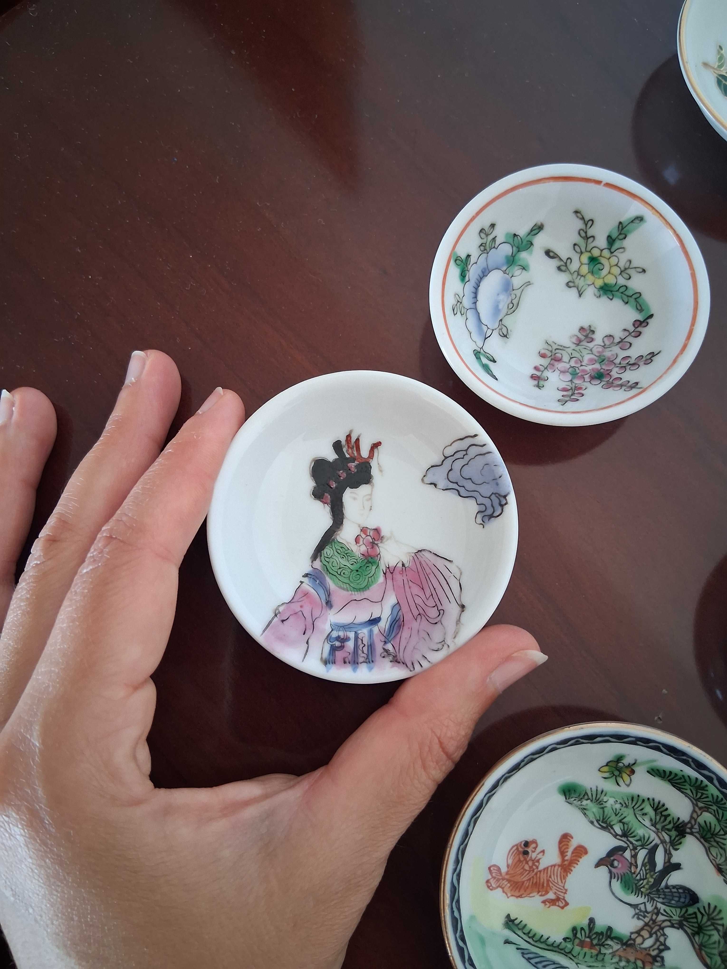 Conjunto de 30 tacinhas em porcelana oriental