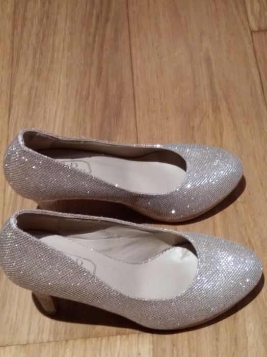 Sapatos beje c brilho n. 36 - novos