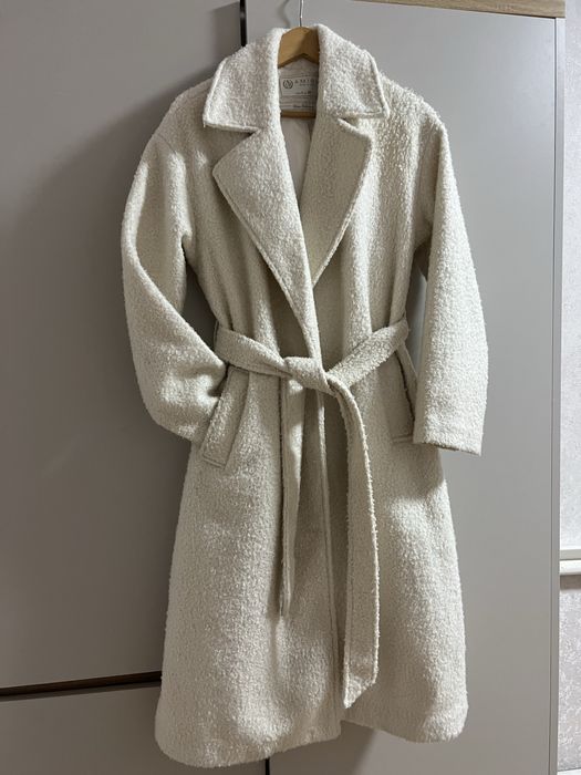 Пальто жіноче в молочному кольорі