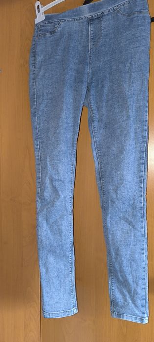 Jeansy na gumce z wadą