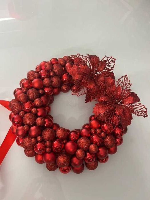 Czerwony świąteczny wianek z bombek bożonarodzeniowy wieniec na drzwi