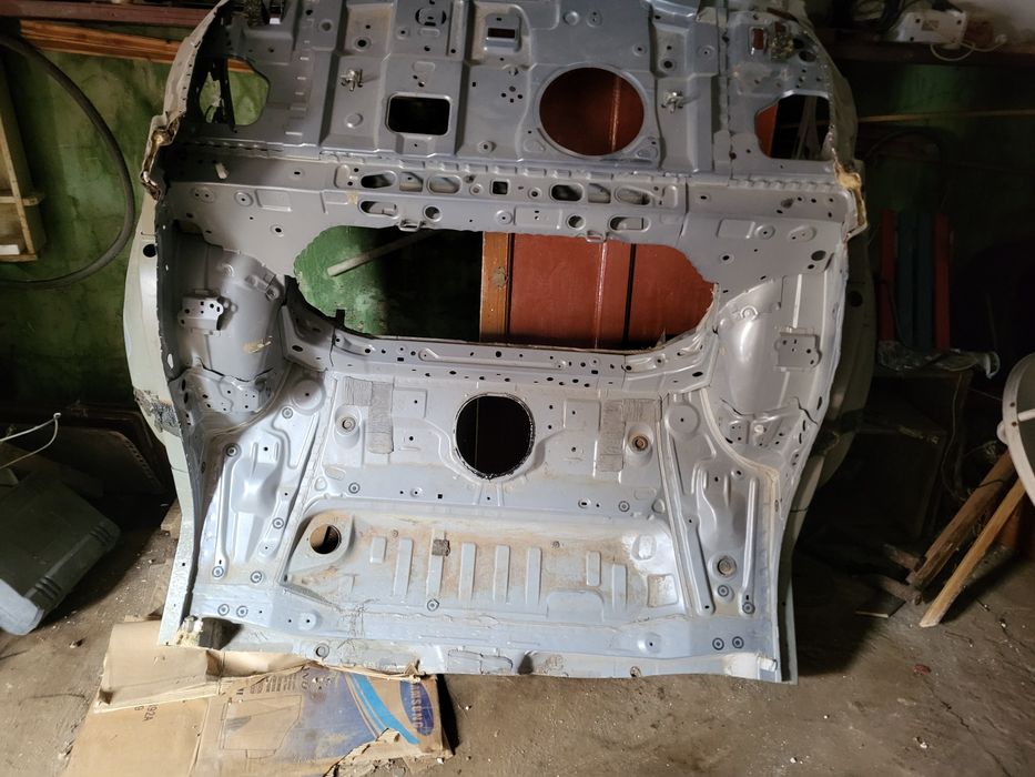 Задняя часть тойота короллу E210. НОВАЯ.