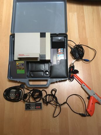 NES com comandos, lightgun e cartucho N8