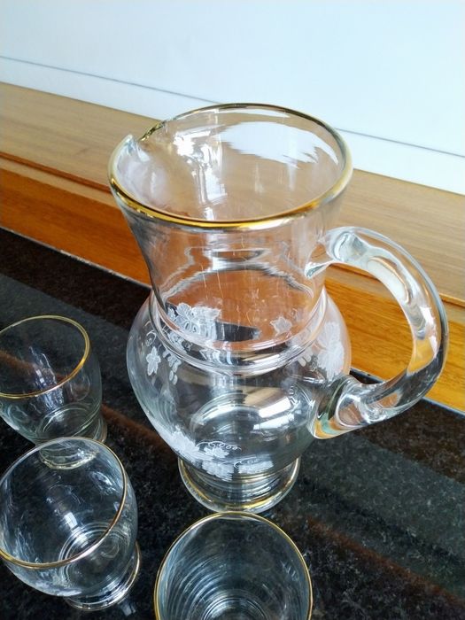 Jarro de água com 5 copos com motivos pirogravados e bordo dourado
