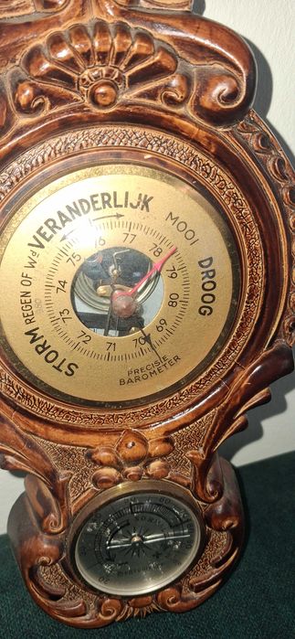 Barometr z termometrem i higrometrem w plastikowej obudowie