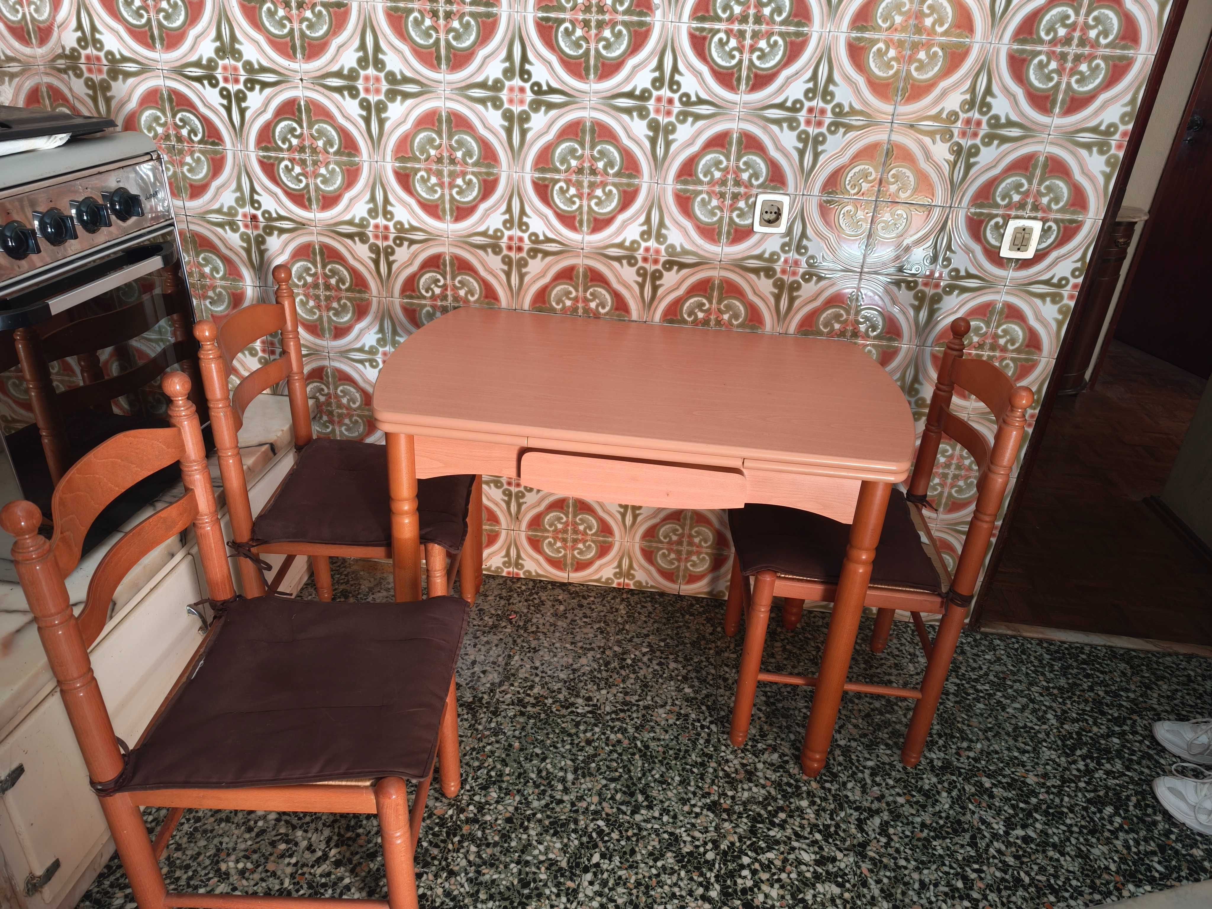 Mesa e cadeiras de cozinha