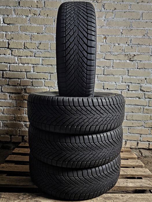 Зимові 205/65r17 Pirelli | 9/8mm | 2024 | Преміум шини | Стан нових