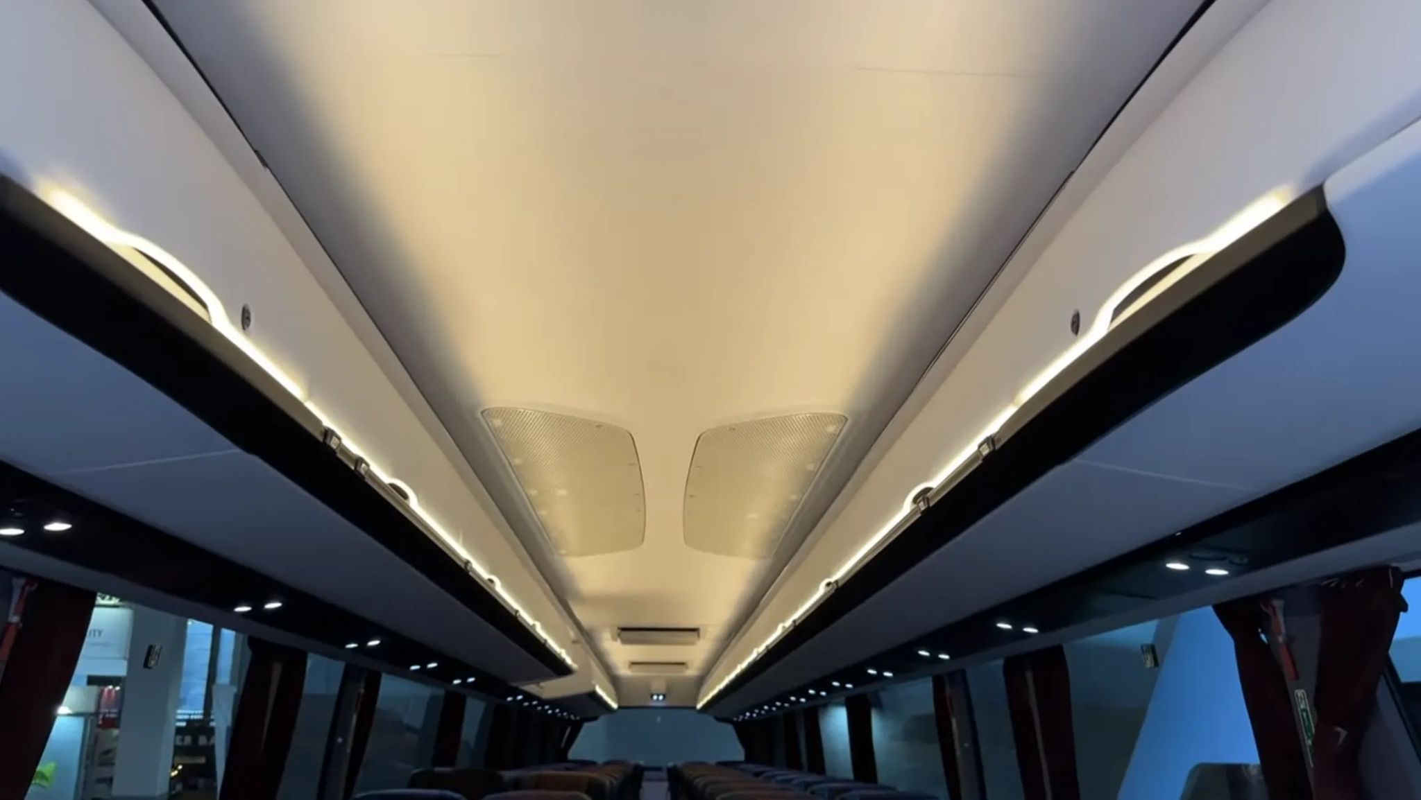 Irizar i8, 67+1+1  IRIZAR i8, 69 miejsc (67+1+1)