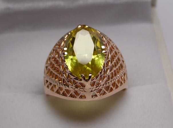 Pierścionek z żółtym kamieniem różowe złoto ażurowe ozdoby R.13