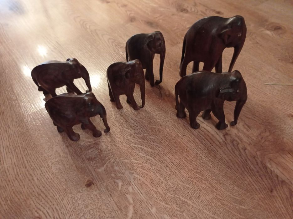 Stadko Słoni ,figurek ,rzeźbione w drewnie