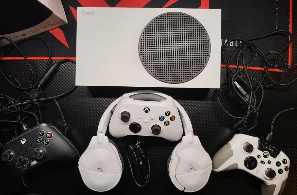 Konsola Xbox sersies S, zestaw 3 pady, słuchawki bezprzewodowe