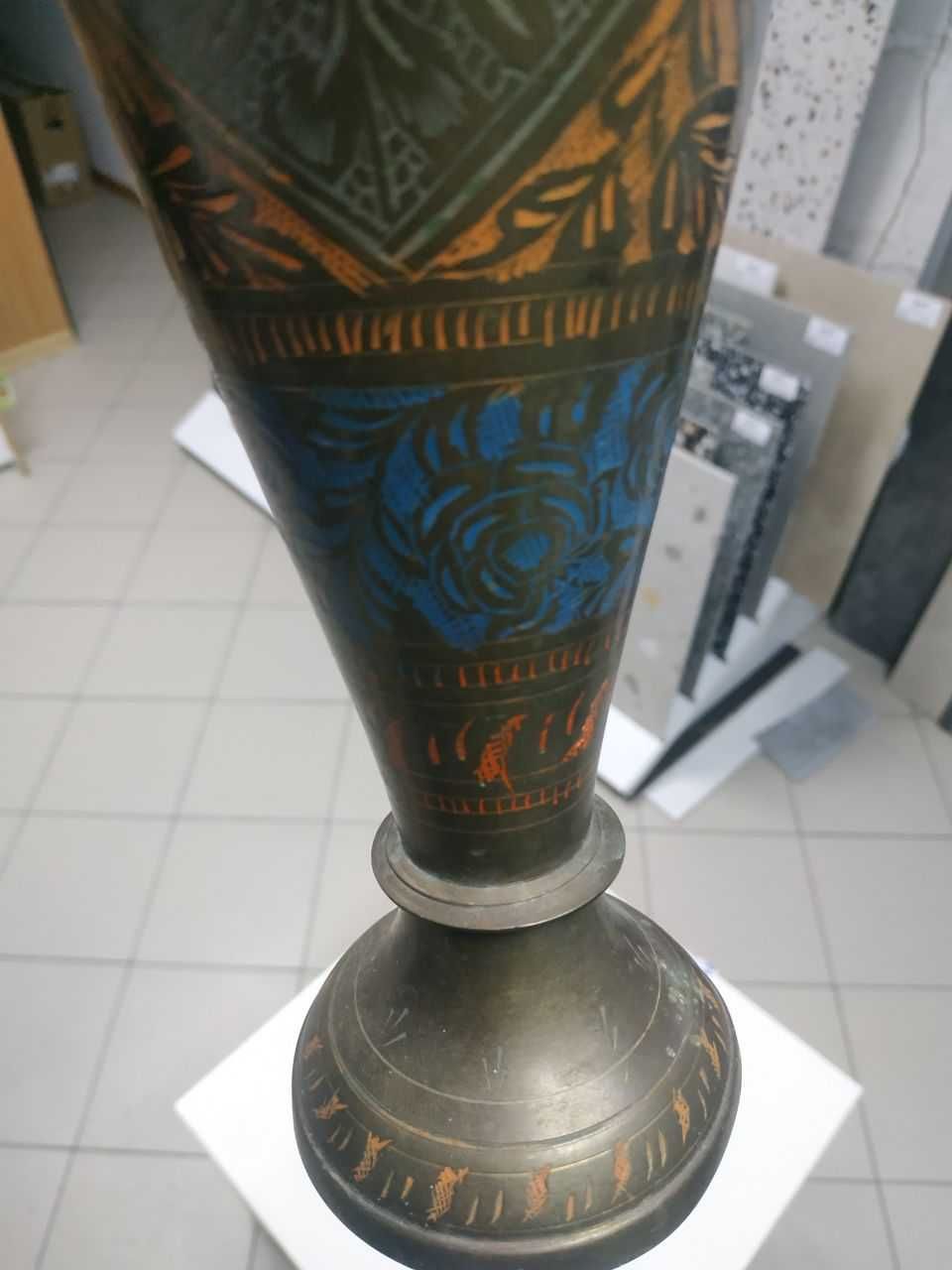 Старовинна бронзова ваза з розписом