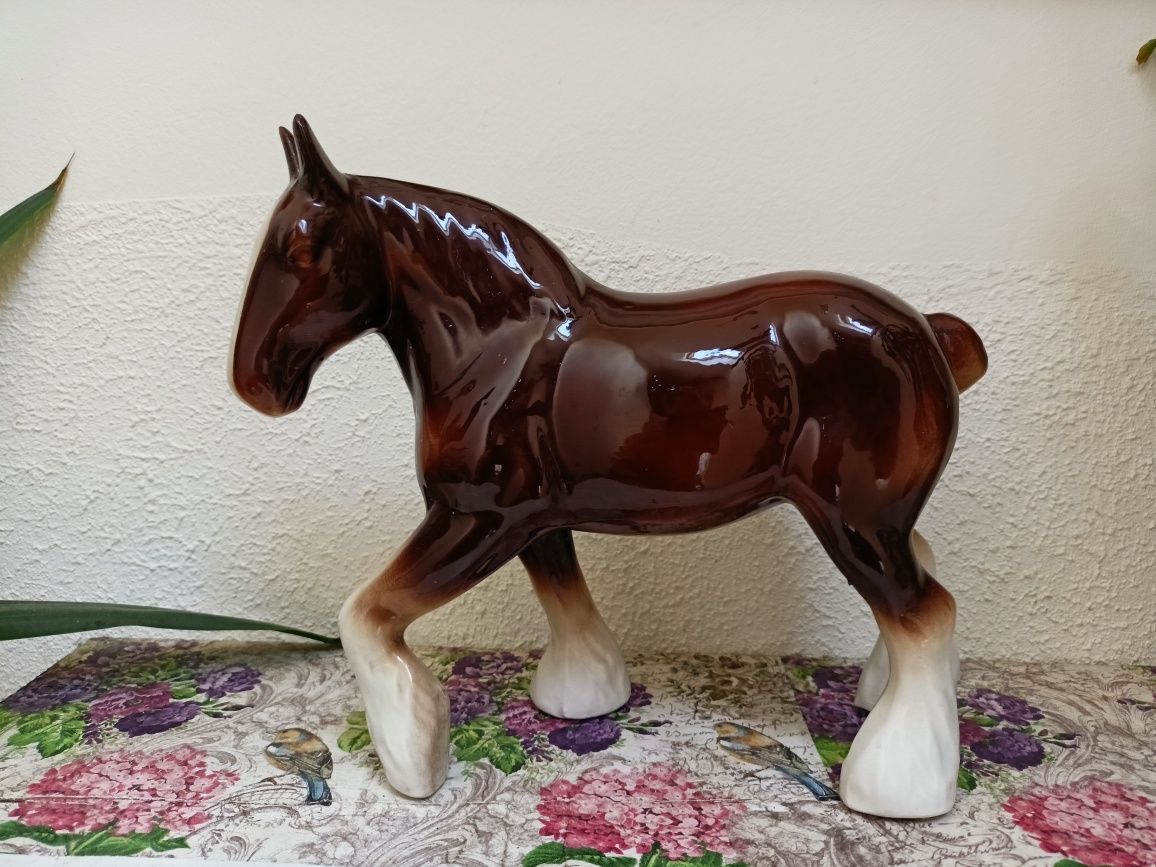 Koń porcelanowy figurka