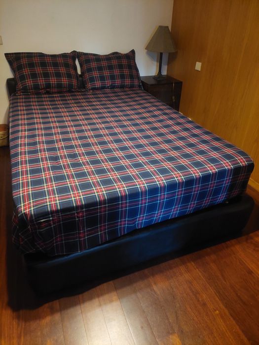 Cama 1,40 ×2,00  Sommier e cabeceira em pele sintética preta.