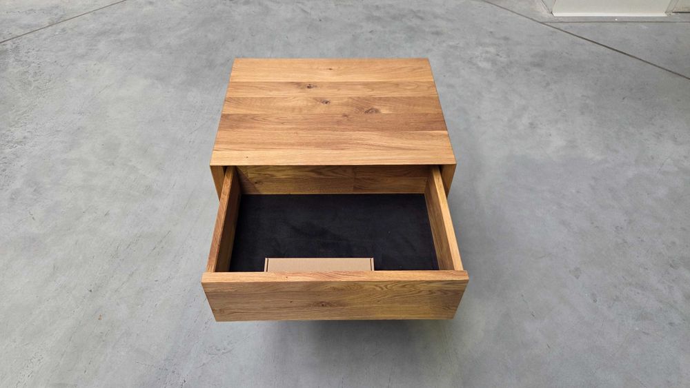 Szafka nocna z drewna litego marki TheBEDS.