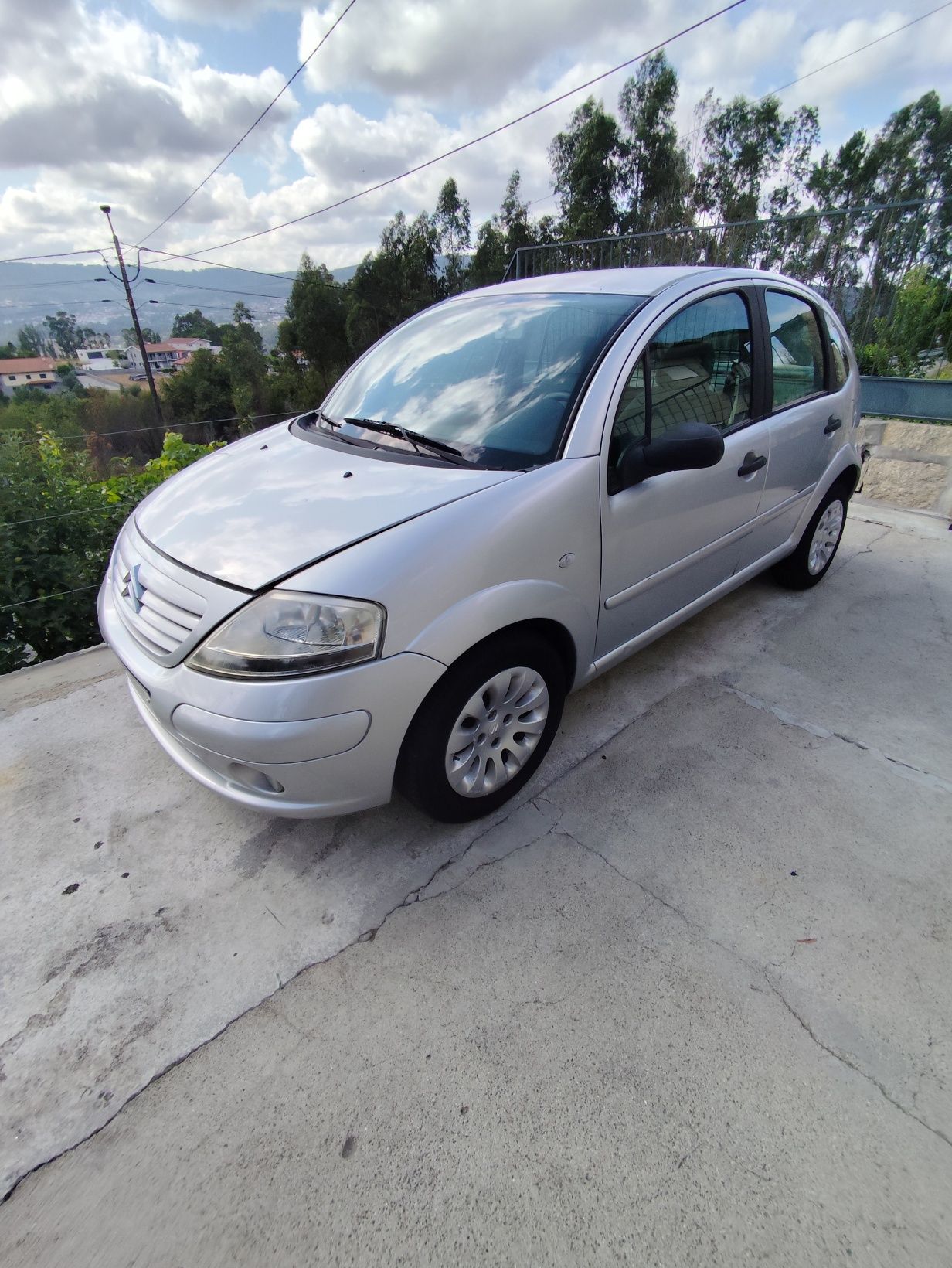 Troco por moto ou vendo Citroen C3 1.4HDI ano 2004  em bom estado mecâ