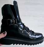 Sprzedam skórzane buty.