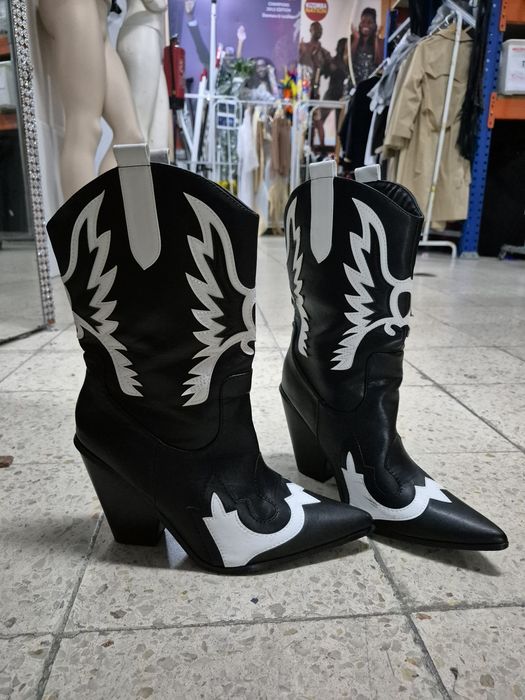 Botas cowboy preta e brancas