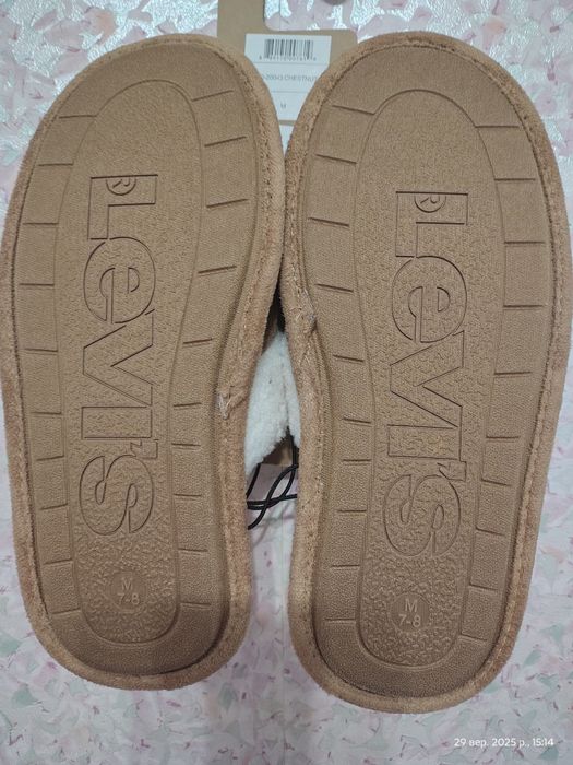 Домашнє взуття капці жіночі Levi's. На овчині