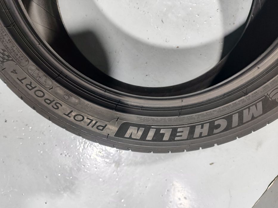 2 pneus semi novos 235-45ZR18 Michelin - Oferta dos Portes