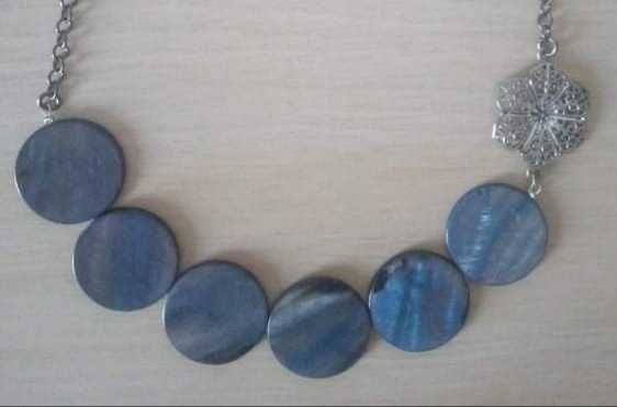 Naszyjnik z niebieskiej masy perłowej