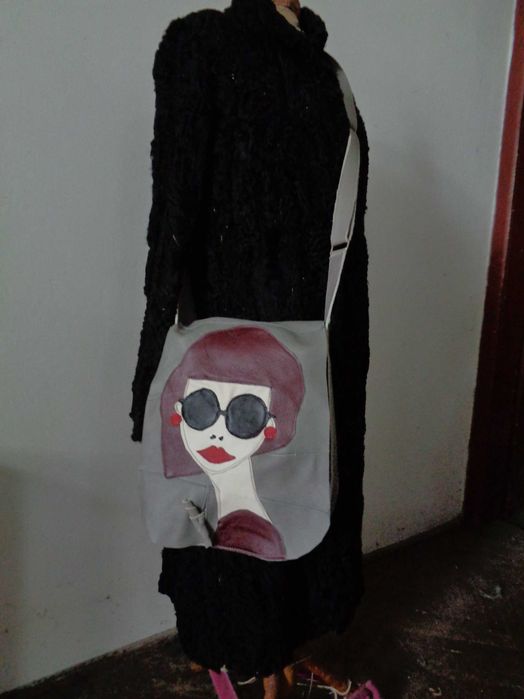 Artystyczna torebka skórzana z głową kobiety. Handmade