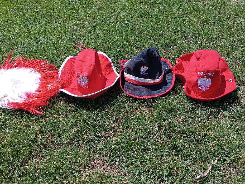Trzy kapelusze kibica i peruka