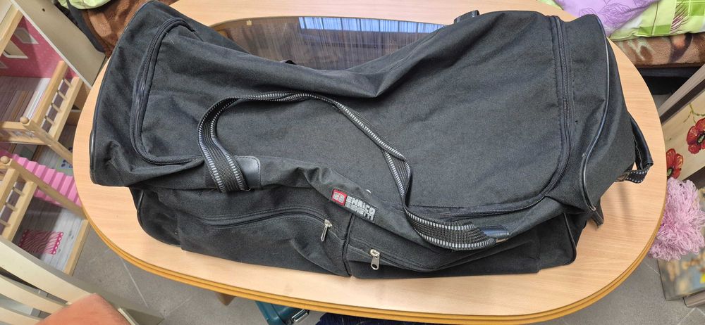 Duża na kółkach mocna i pojemna torba podróżna 75 x 34 x 35 cm.