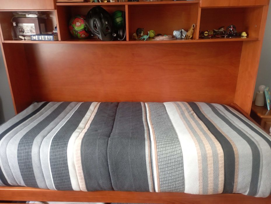 Cama de solteiro com estante em cerejeira